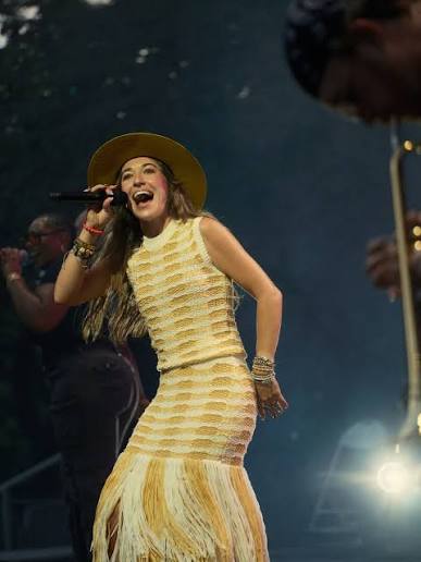 Crowd at a Lauren Daigle show